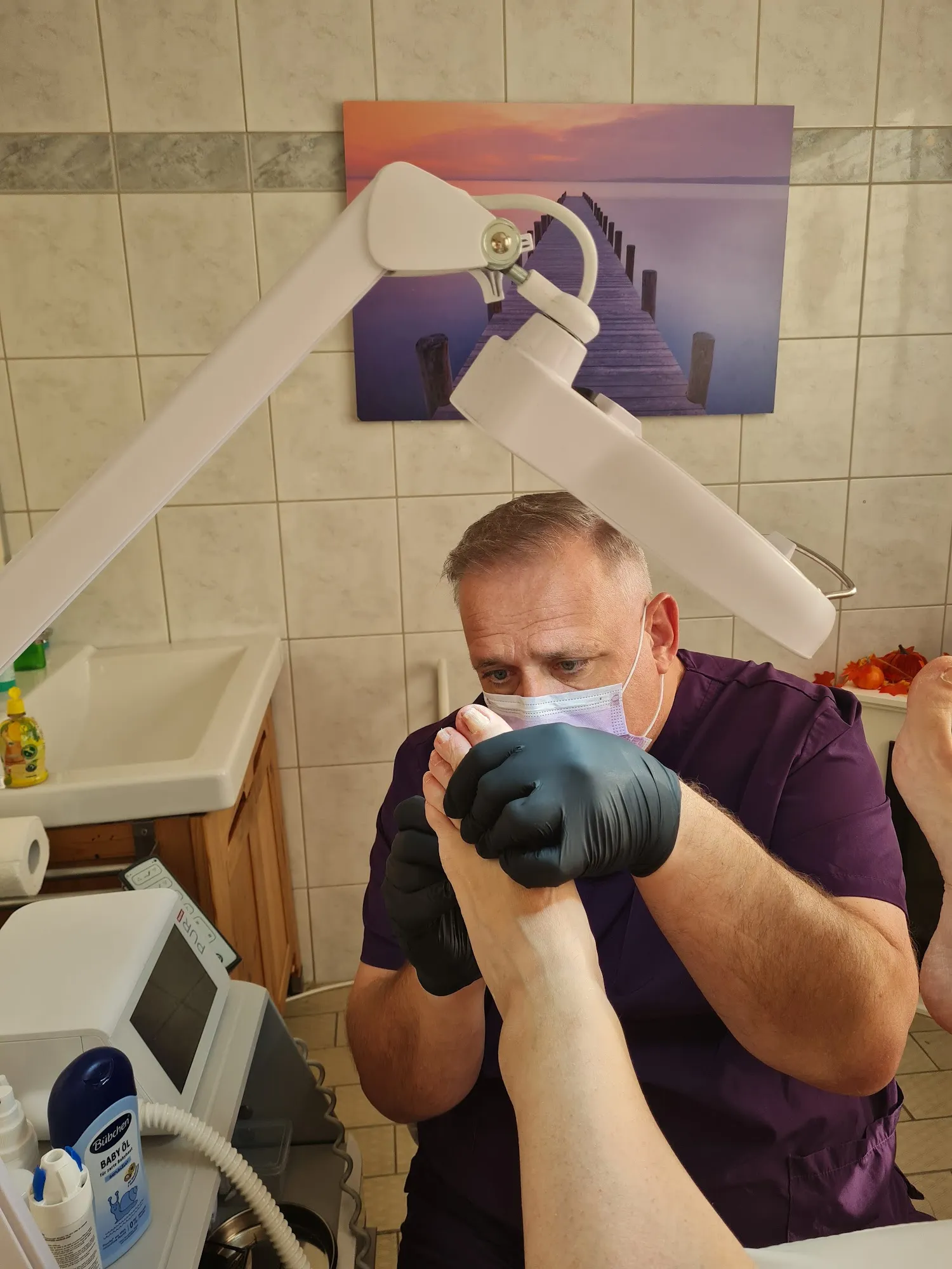 Mirko Scholler bei der Untersuchung eines Fußes